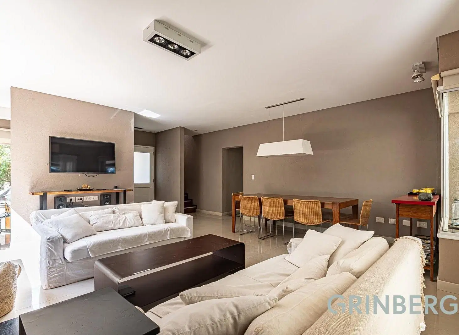 Excelente Casa de 3 dorm con dep, escritorio, galería cubierta y Pileta en Barrio Los Sauces. 5