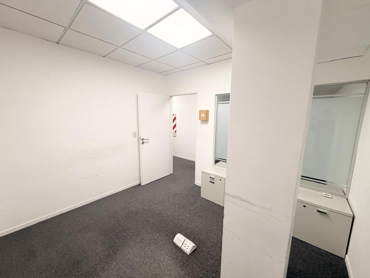 Foto de Oficina Premium con 3 Cocheras | Seguridad 24 hs | 4 Despachos | Sala, imagen 5
