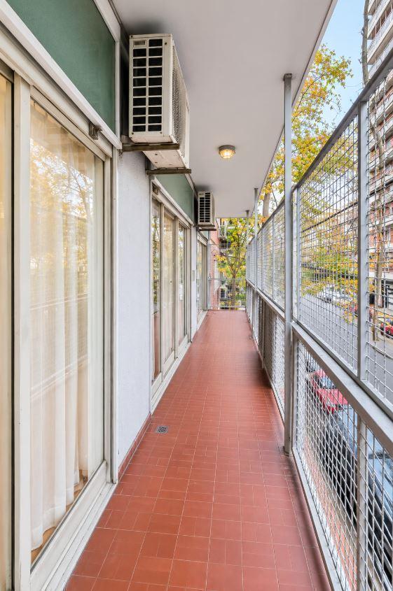 Foto de Departamento 4 ambientes con balcon corrido y patio en Belgrano R, imagen 2