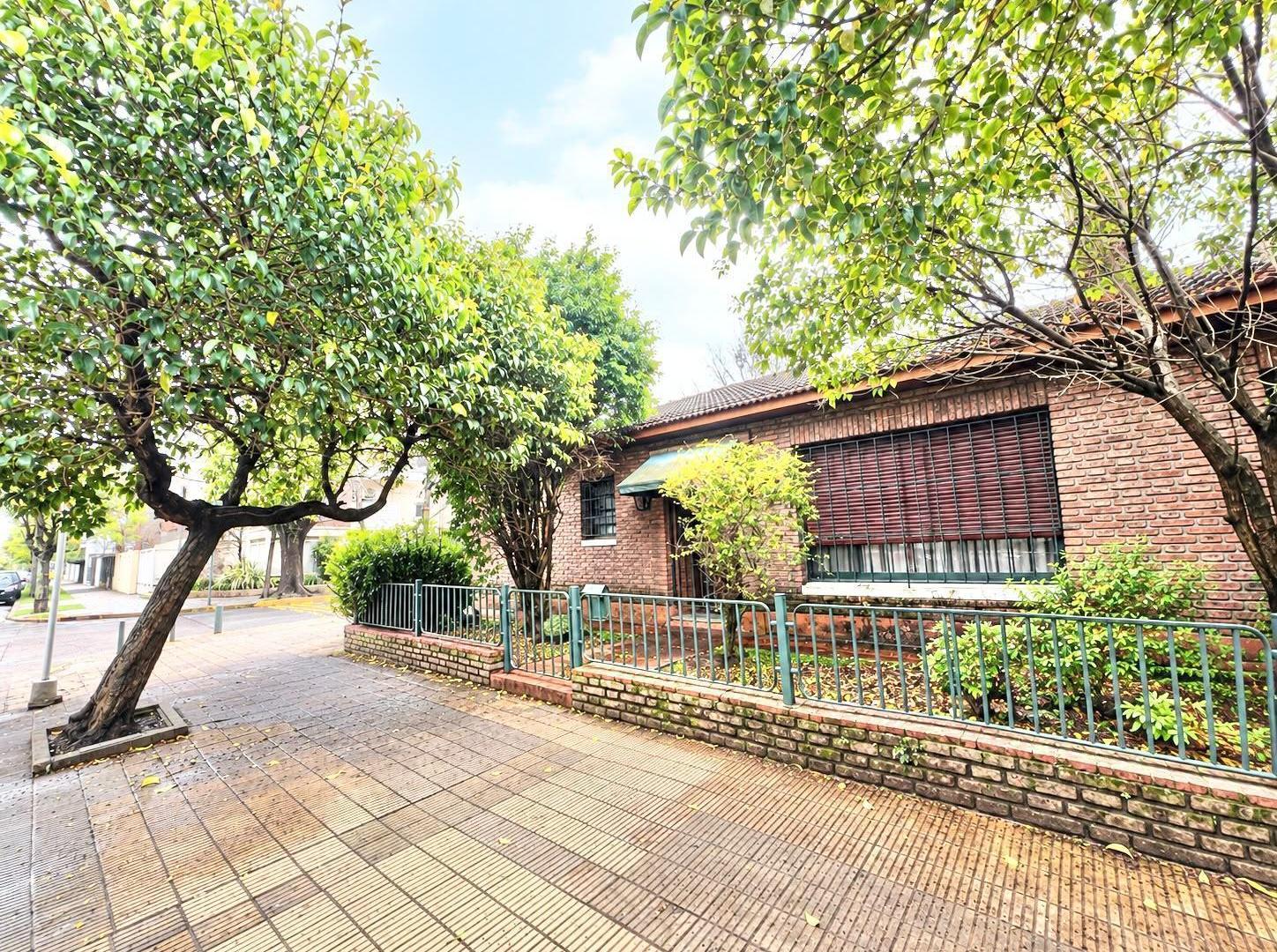 Foto de Venta de Casa con Jardín y Quincho en Béccar a Reciclar., imagen 1