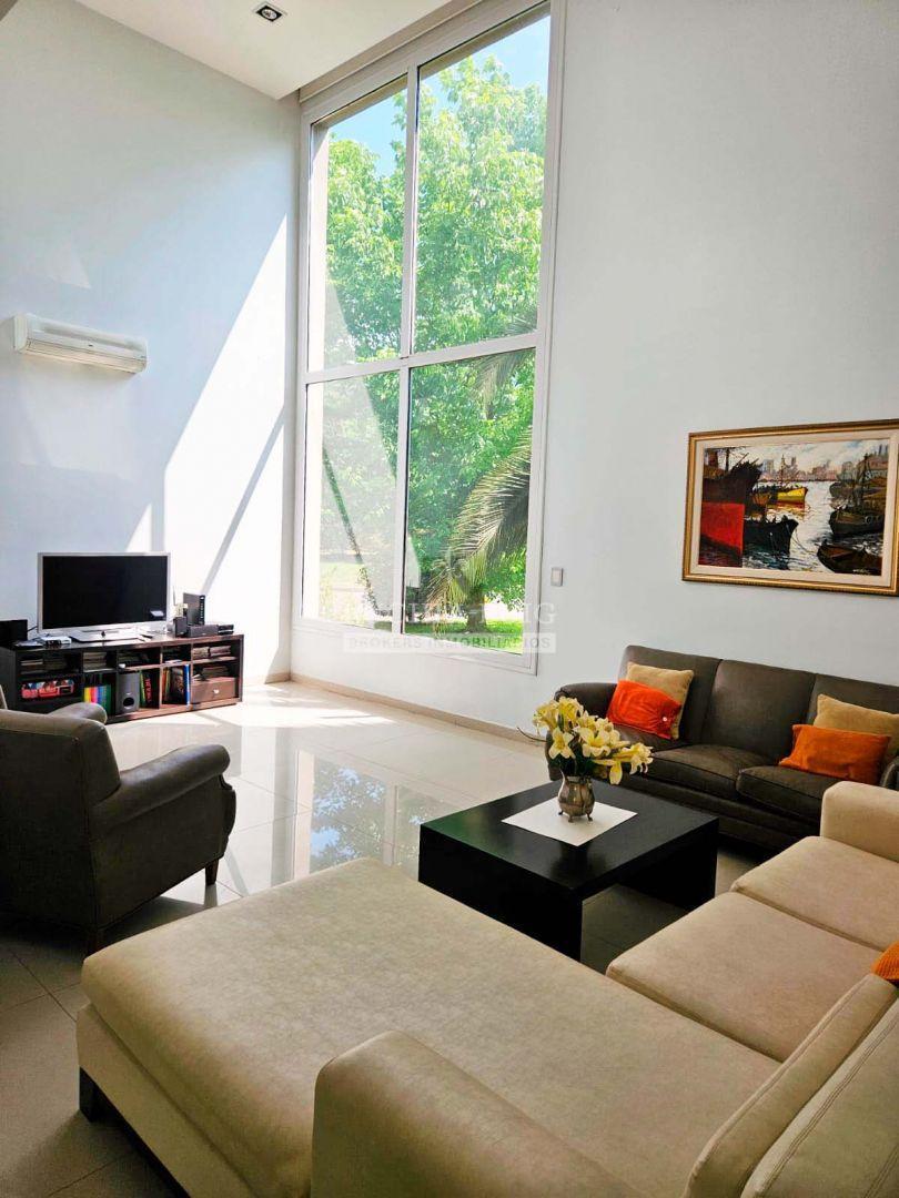 Foto de CASA EN VENTA 5 DORMITORIOS - VISTA AL GOLF Y LAGUNA - LA RESERVA, imagen 4