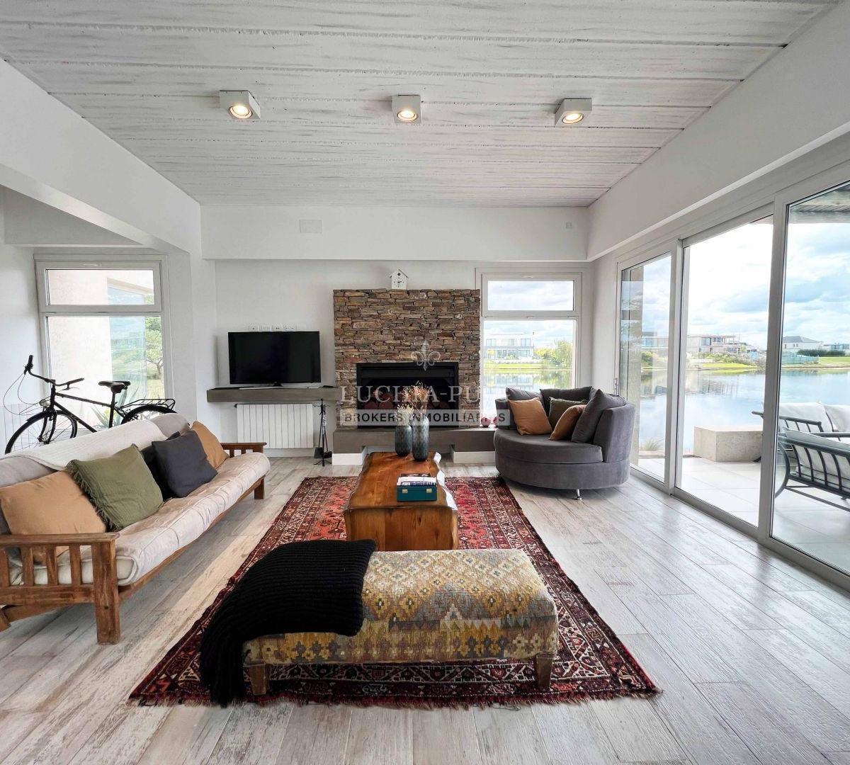 Foto de CASA EN VENTA CON INMEJORABLE VISTA A LA LAGUNA - MUELLES, imagen 3