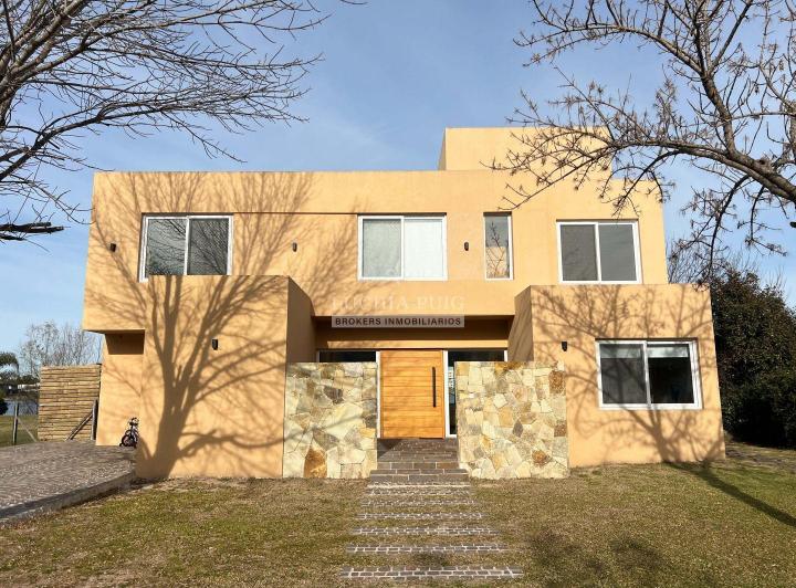 CASA EN VENTA 5 DORMITORIOS A LA LAGUNA - SANTA CLARA