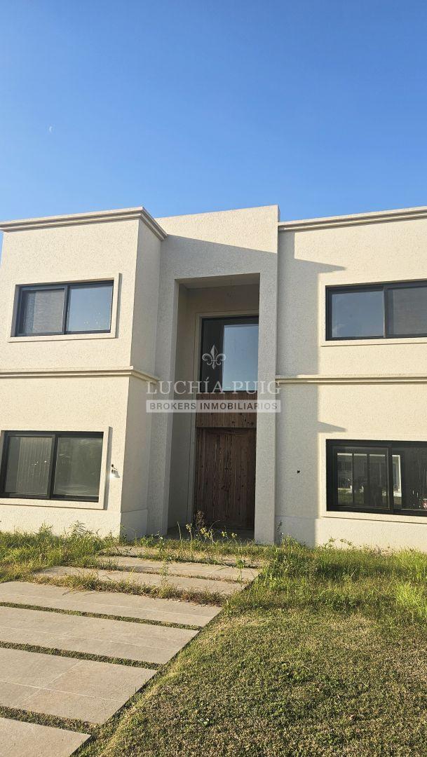 CASA EN VENTA 3 DORMITORIOS - BARRIO VILA MARINA II