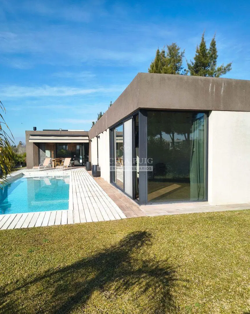 CASA EN VENTA 3 DORMITORIOS CON PILETA Y AMARRA PROPIA - BARRIO EL CANAL 2