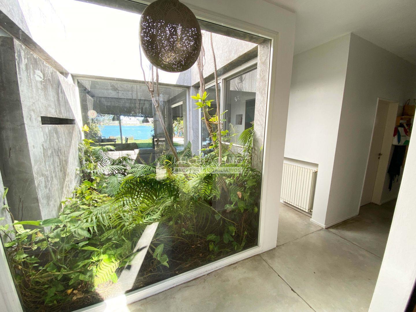 Foto de CASA EN VENTA A LA LAGUNA 3 DORMITORIOS - BARRIO SANTA CLARA, imagen 2