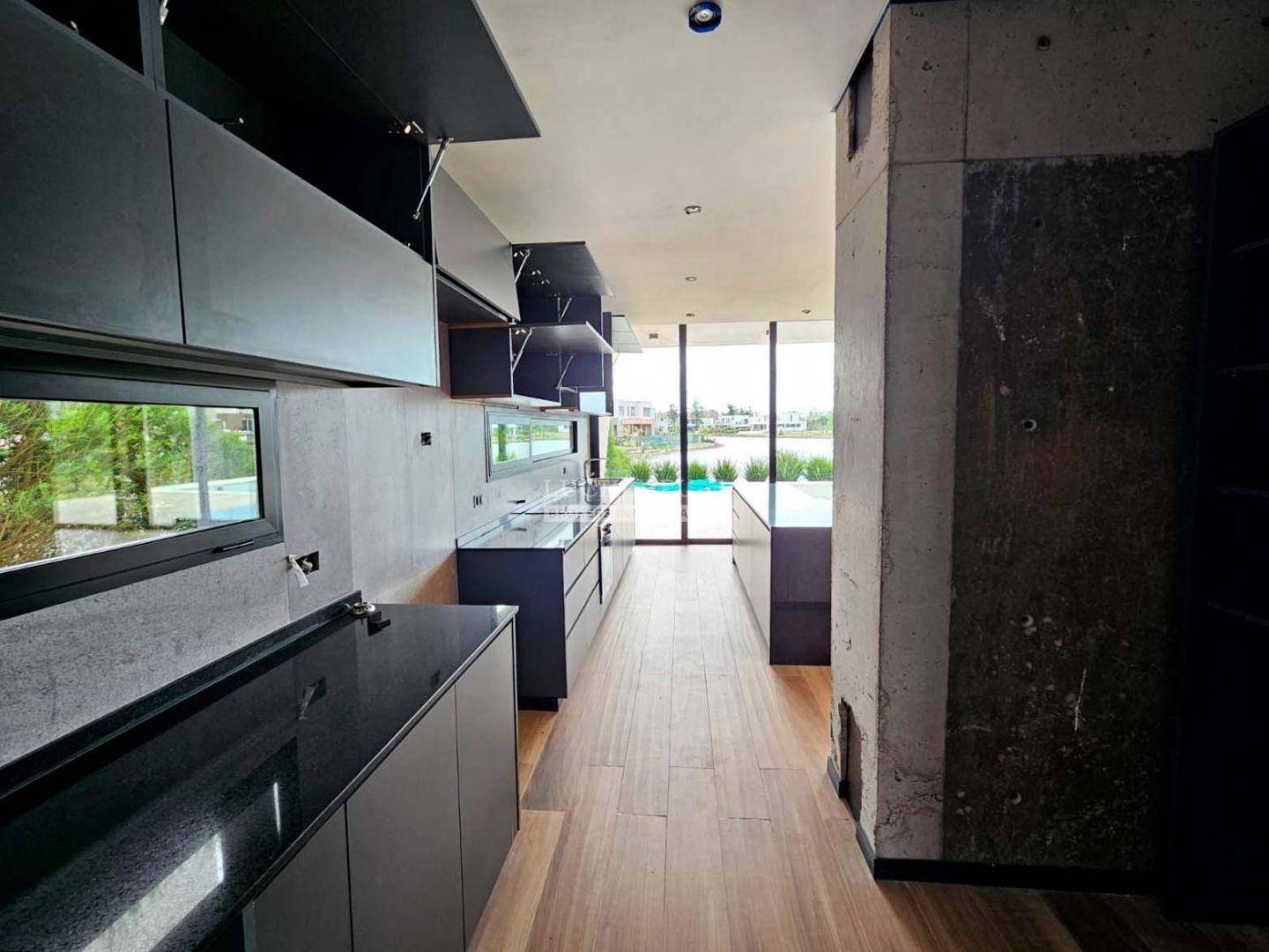 Foto de CASA EN VENTA A LA LAGUNA 4 DORMITORIOS - BARRIO LAGUNA GRANDE, imagen 3
