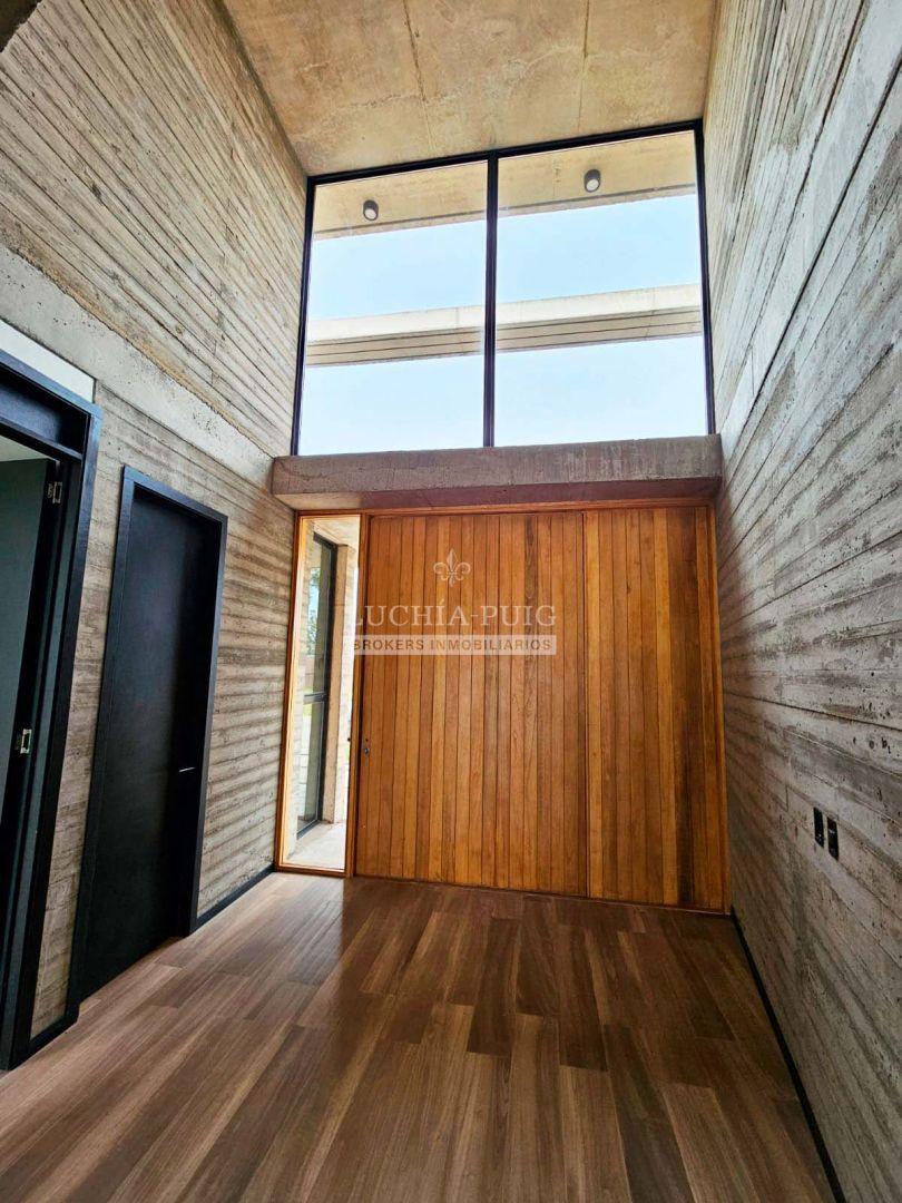 Foto de CASA EN VENTA A LA LAGUNA 4 DORMITORIOS - BARRIO LAGUNA GRANDE, imagen 2