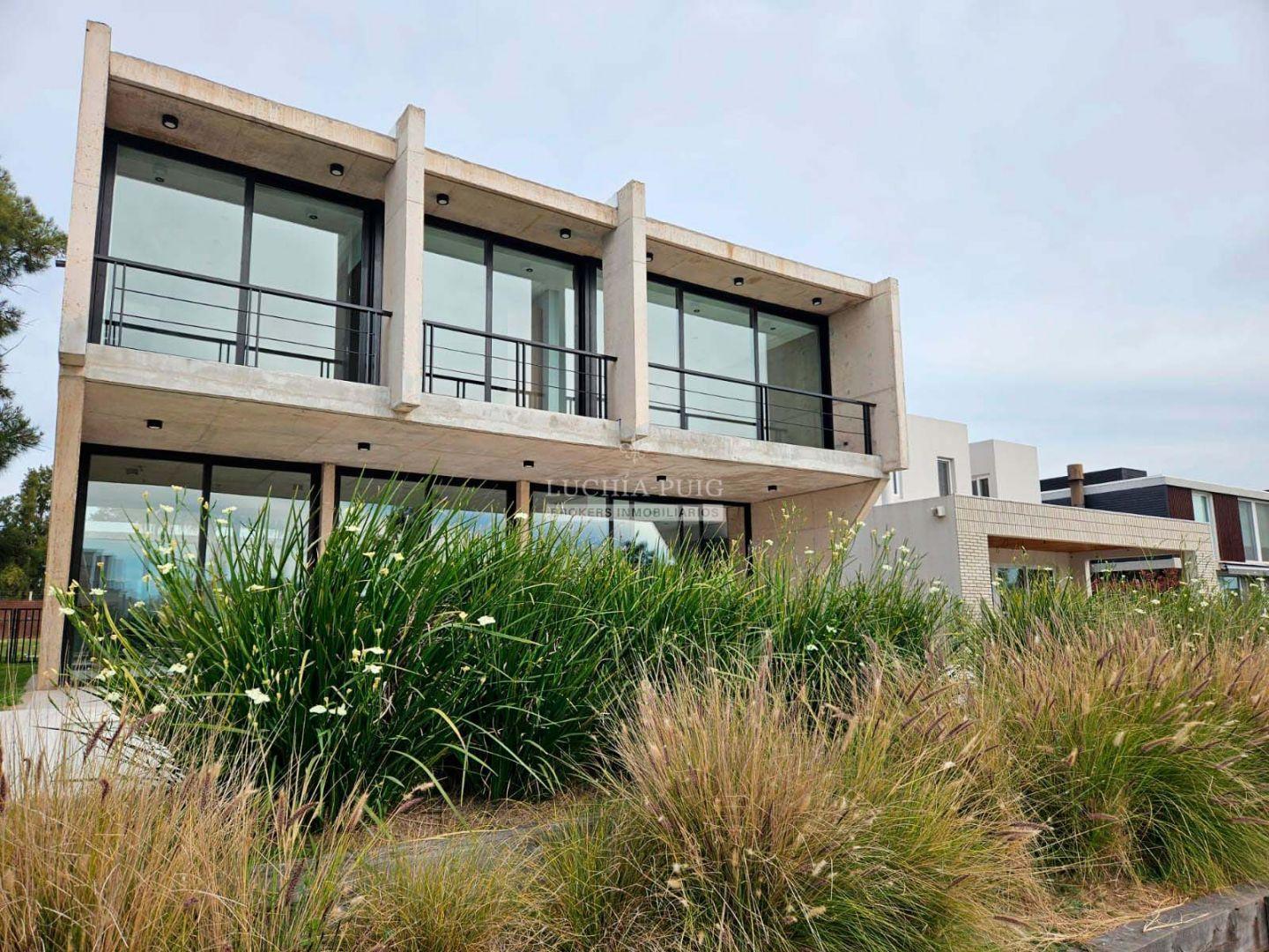 Foto de CASA EN VENTA A LA LAGUNA 4 DORMITORIOS - BARRIO LAGUNA GRANDE, imagen 1