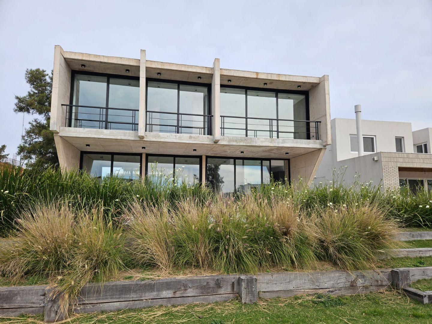 Foto de CASA EN VENTA A LA LAGUNA 4 DORMITORIOS - BARRIO LAGUNA GRANDE, imagen 3