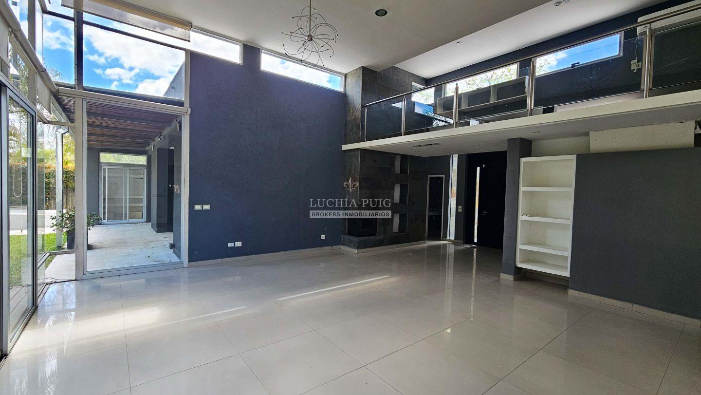 Foto de CASA EN VENTA 3 DORMITORIOS LOTE INTERNO - BARRIO SANTA CATALINA, imagen 4