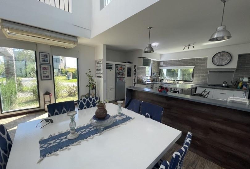 Foto de Preciosa casa estilo moderno desarrollada en 2 plantas, imagen 3