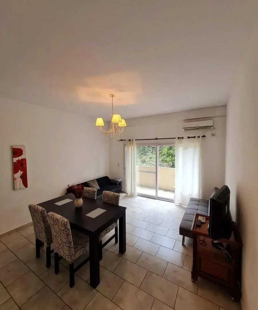 Dos ambientes en venta, alquiler y temporal amoblado cerca del Highland C.C. Financia 2