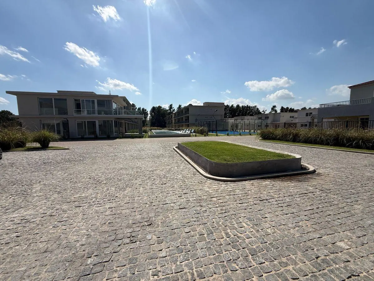 Venta y alquiler de 3 ambientes Condominio Pilar Chic. Financia 3