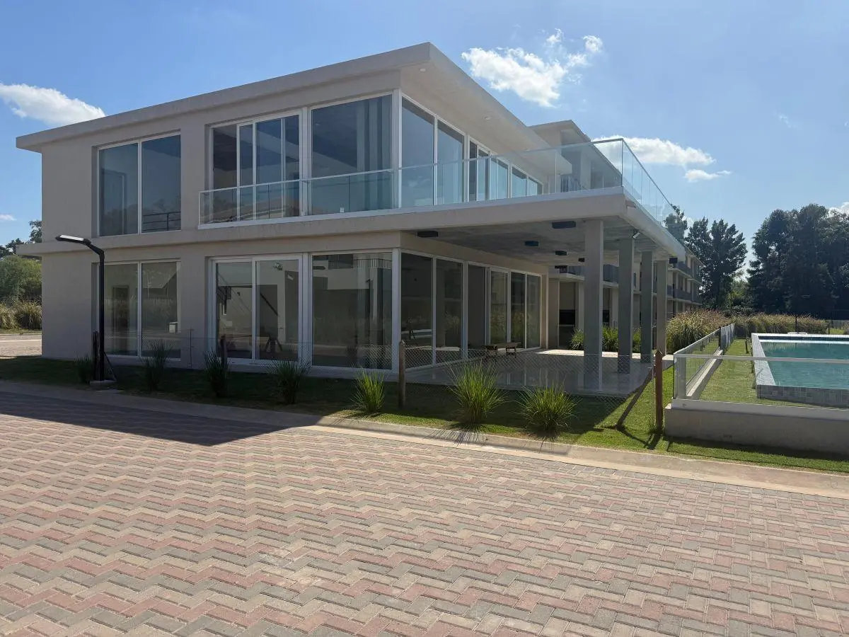 Venta y alquiler de 3 ambientes Condominio Pilar Chic. Financia 2