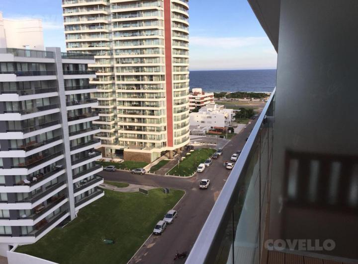 Departamento dos habitaciones, amueblado, edificio Chronos, a 150 m de Playa Brava