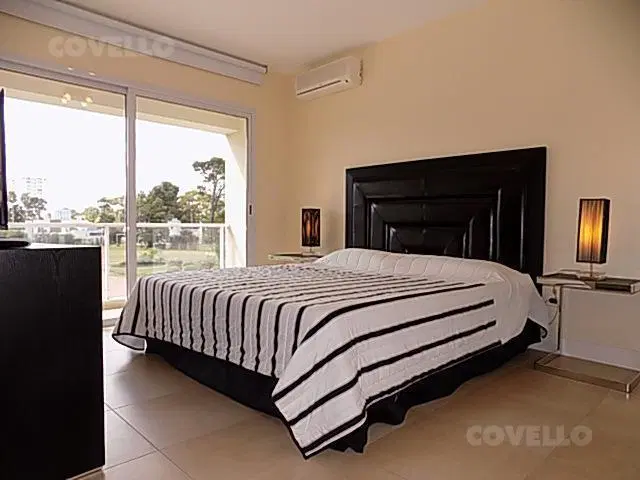 Venta y Alquiler, casa de 4 dormitorios , Boulevard Park Playa Mansa 2