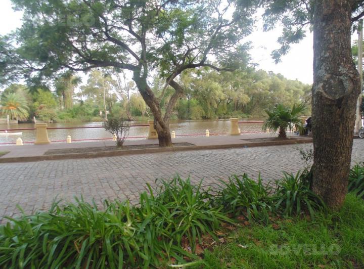 Casa en venta con vista al río, patio y garaje. 1