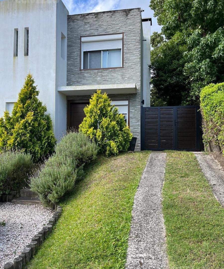 Casa en Pinares alquiler temporario y anual, 3 dormitorios y pileta.
