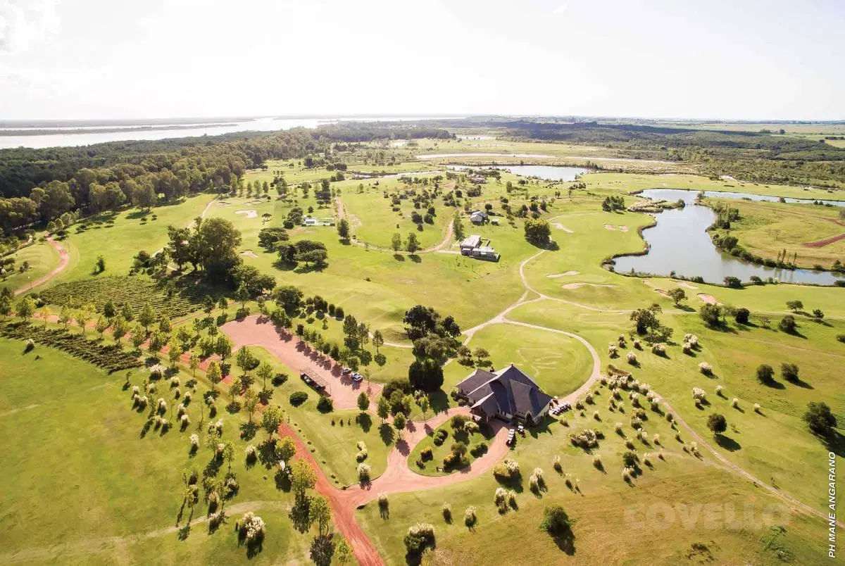 Lote de 2527 m2 ubicado en Barrio Privado Carmelo Golf . 3