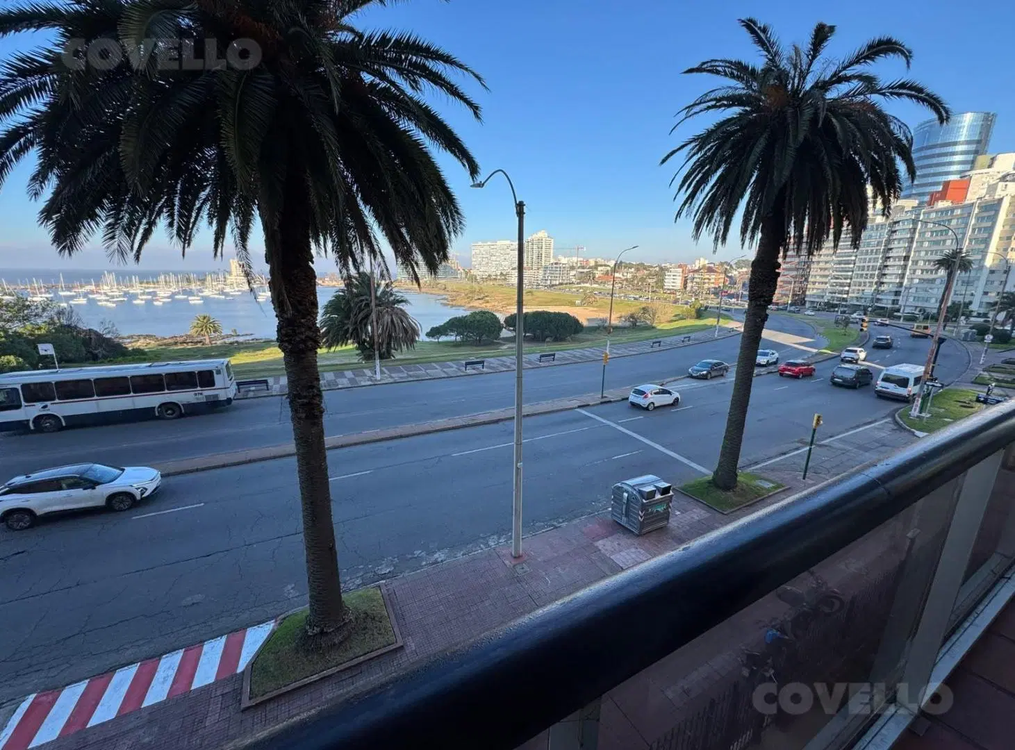 Venta apartamento 3 dormitorios, 2 cocheras, sobre rambla Armenia, Puerto del buceo 2