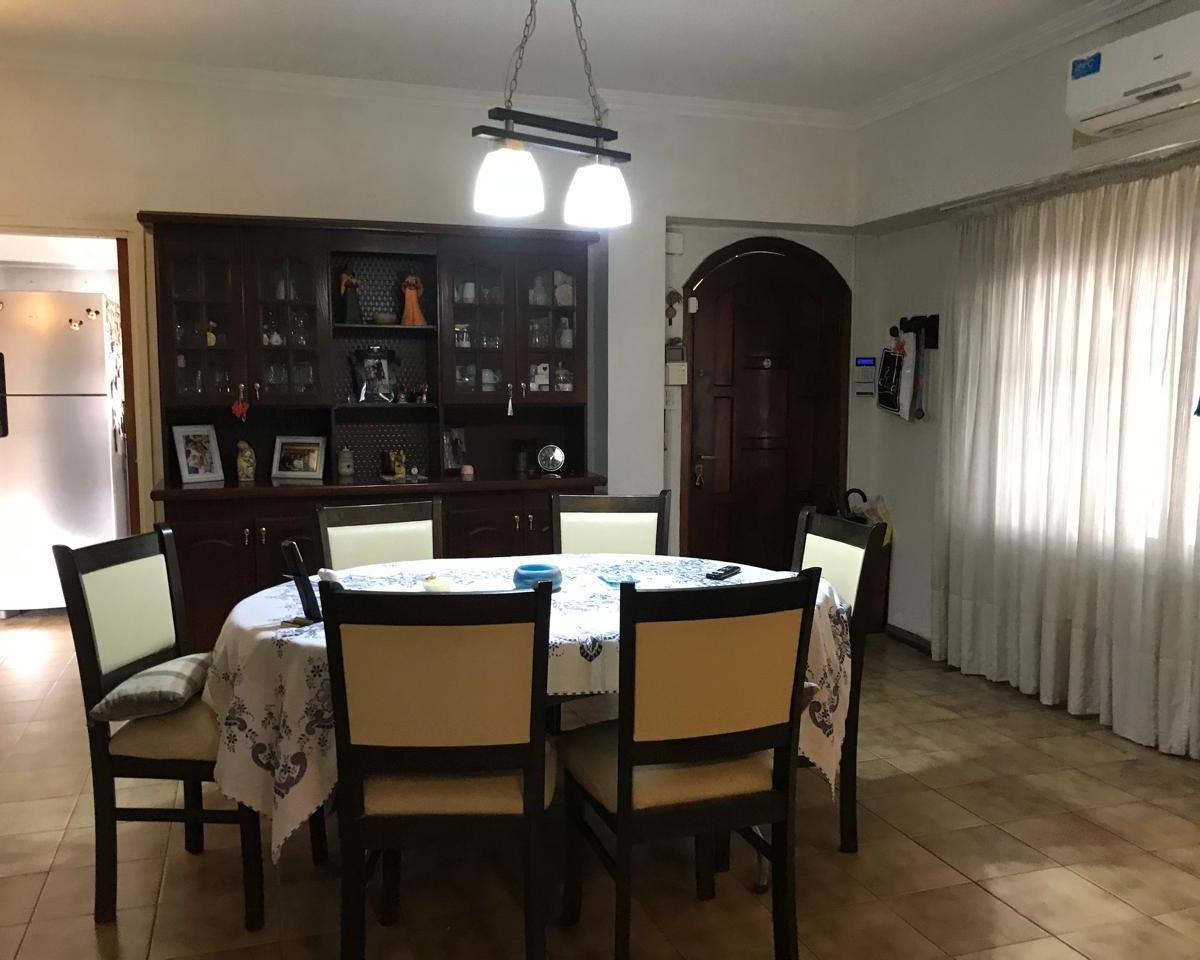 Solido y Amplio Chalet Colonial con Piscina. 2