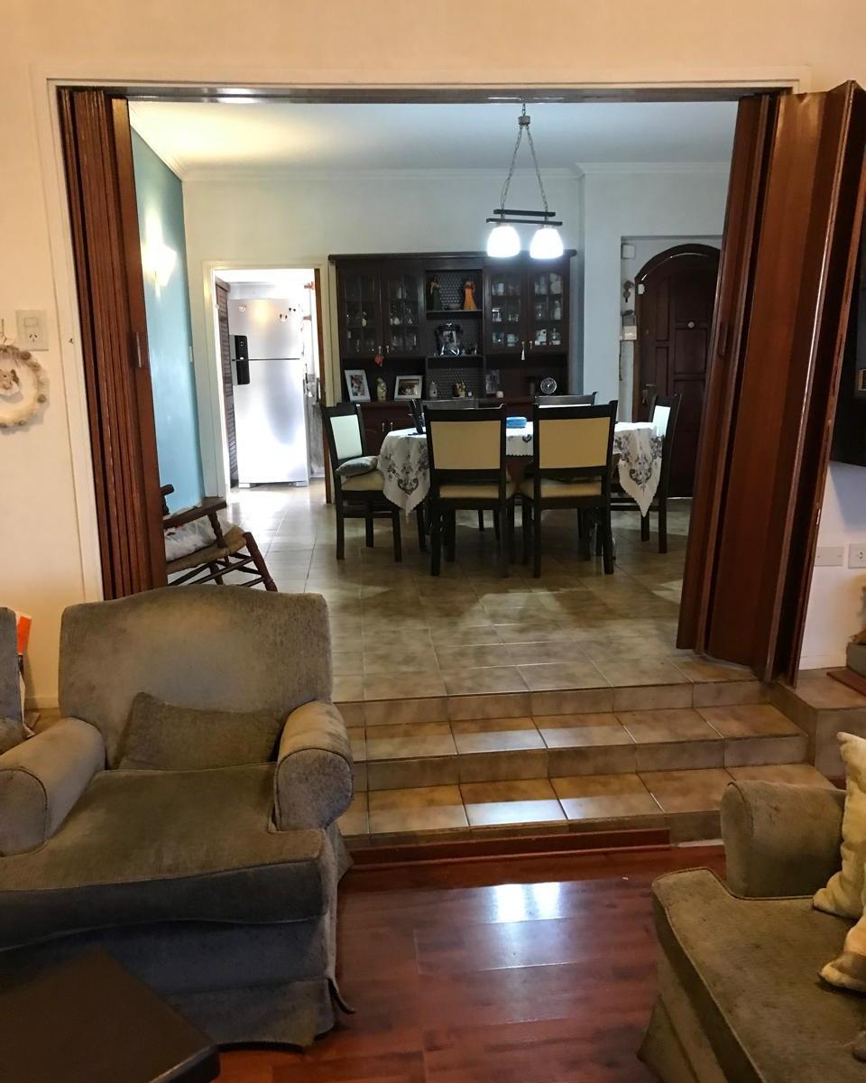 Foto de VENTA BAJAMOS EL PRECIO Solido y Amplio Chalet colonial con Piscina., imagen 3