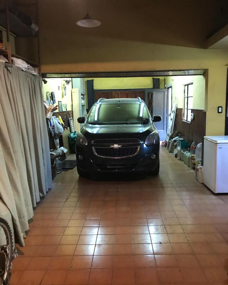 Solido y Amplio Chalet Colonial con Piscina. 4