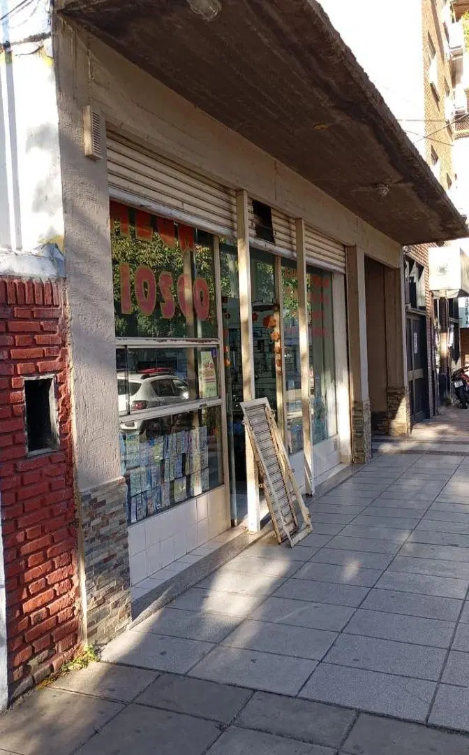 ALQUILER! Local Comercial amplio sin divisiones, con vidriera 1