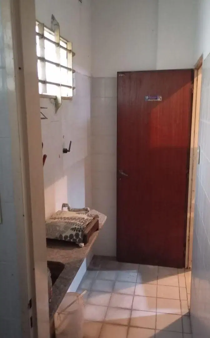 ALQUILER! Local Comercial amplio sin divisiones, con vidriera 3