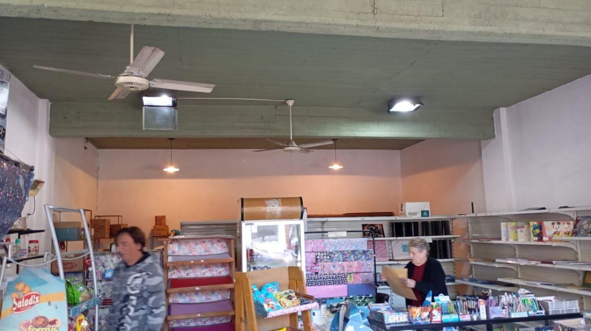 Foto de ALQUILER! Local Comercial amplio sin divisiones, con vidriera, imagen 4