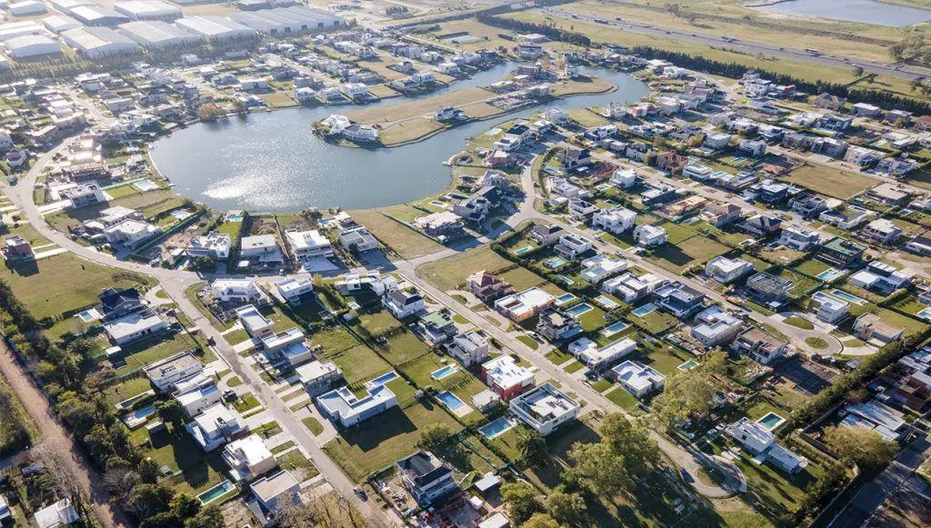 Terreno en Venta Barrio Cerrado Las Golondrinas, lote a la laguna 5