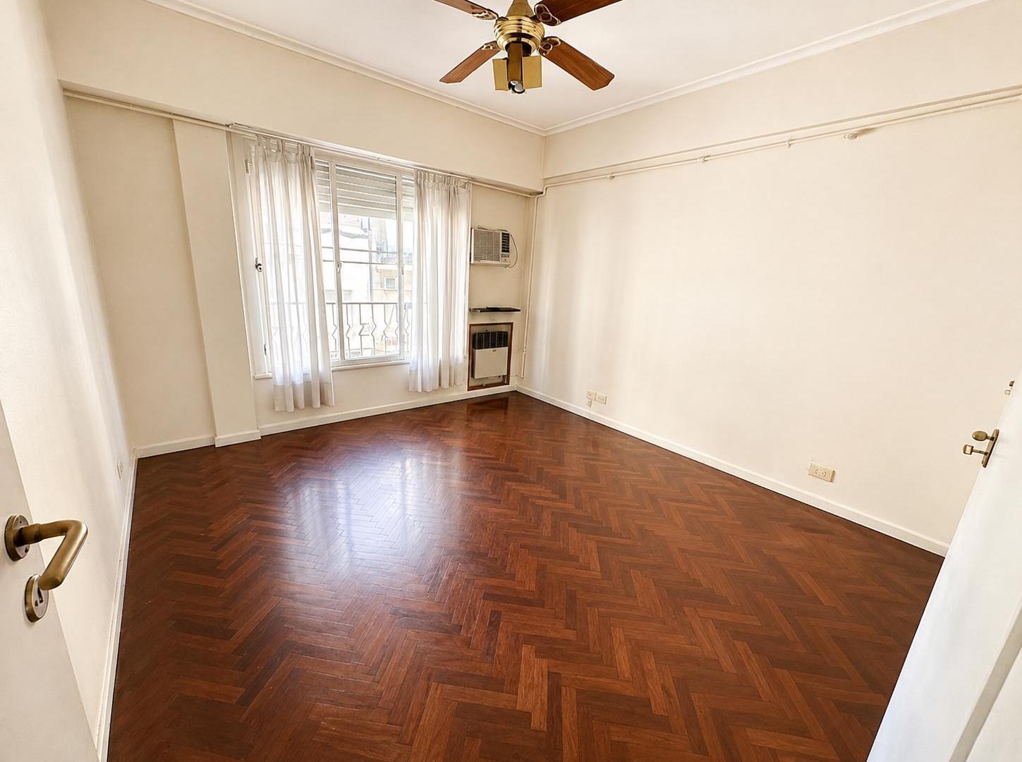 Foto de Departamento en venta de 4 ambientes con dependencia muy amplio en Once, imagen 1