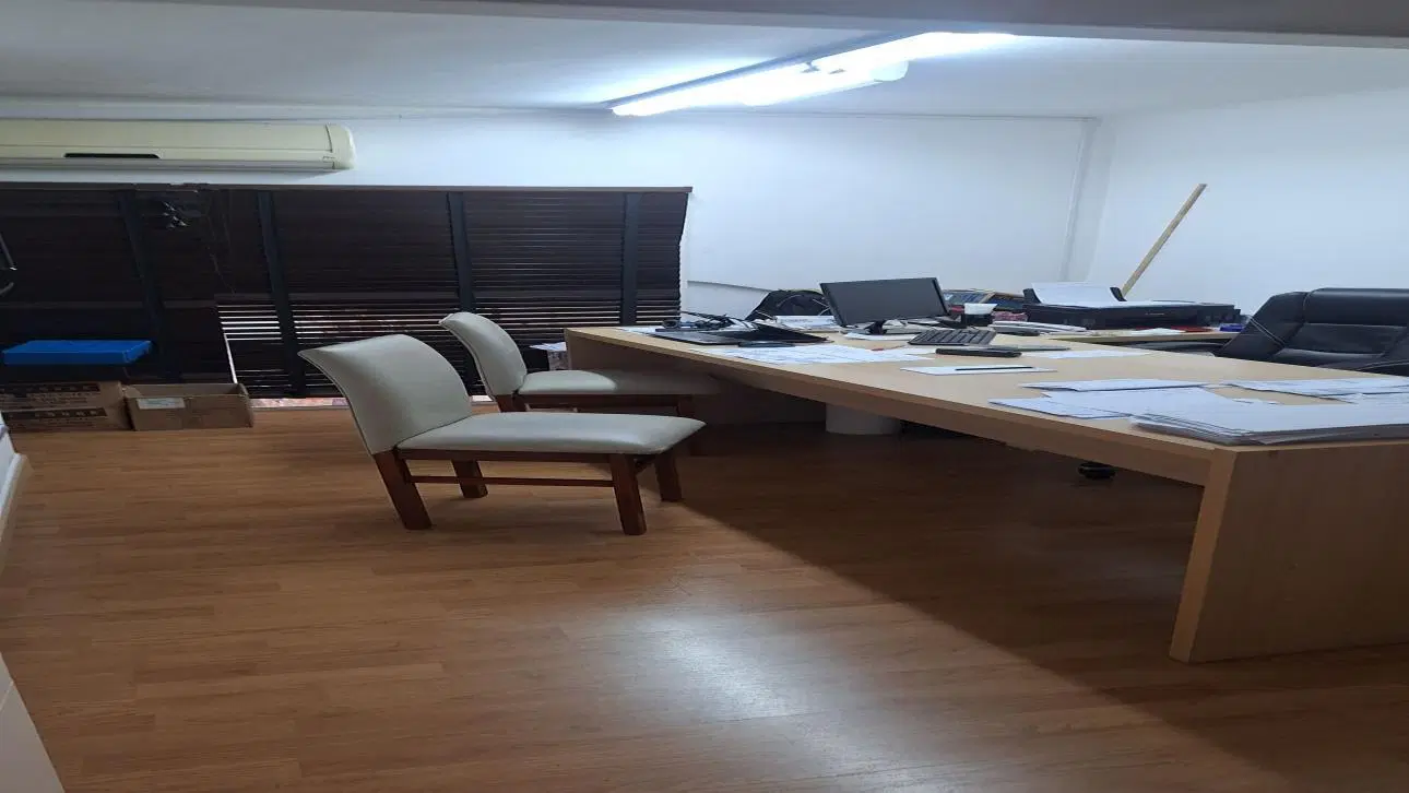 LOCAL MAS VIVIENDA O OFICINA 4