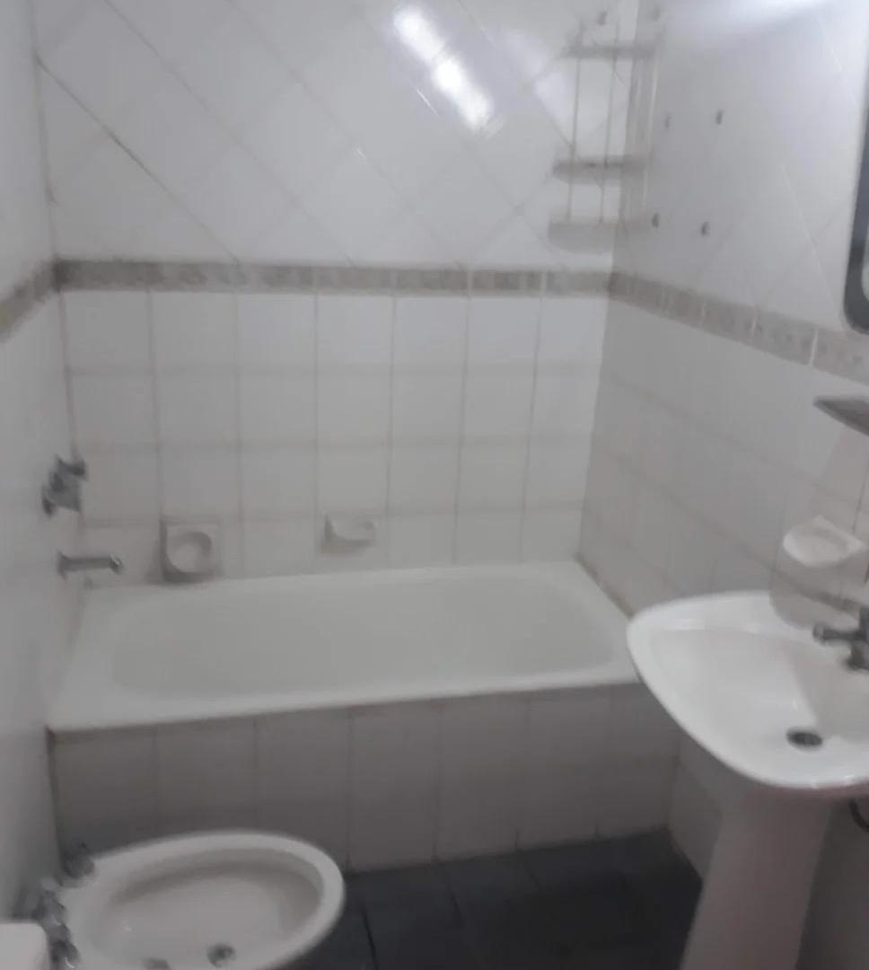 Foto de 2 AMBIENTES CON JARDIN !!! BAÑO COMPLETO, imagen 3