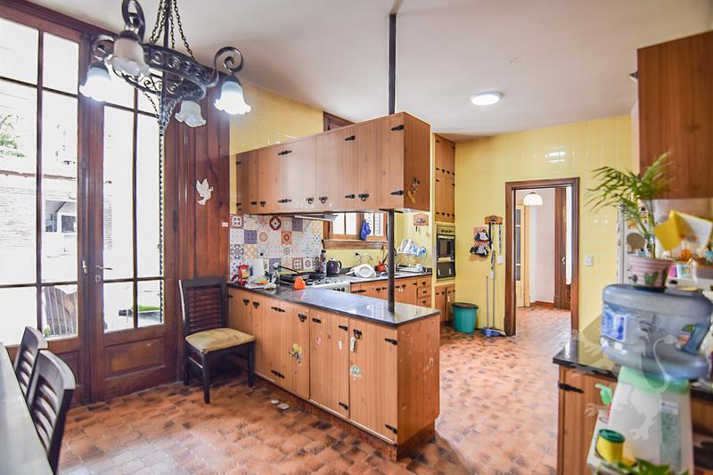 Imponente Casona con Amplio Jardín - 4 Dorm. - Cocheras Cubiertas - Coghlan 3