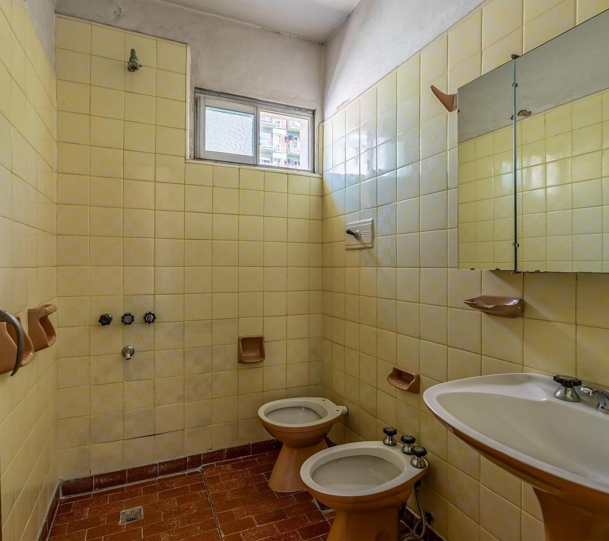 Hermosa Casa de Estilo - Venta - 6 Amb - Jardin - Garage - Suite - Coghlan 2