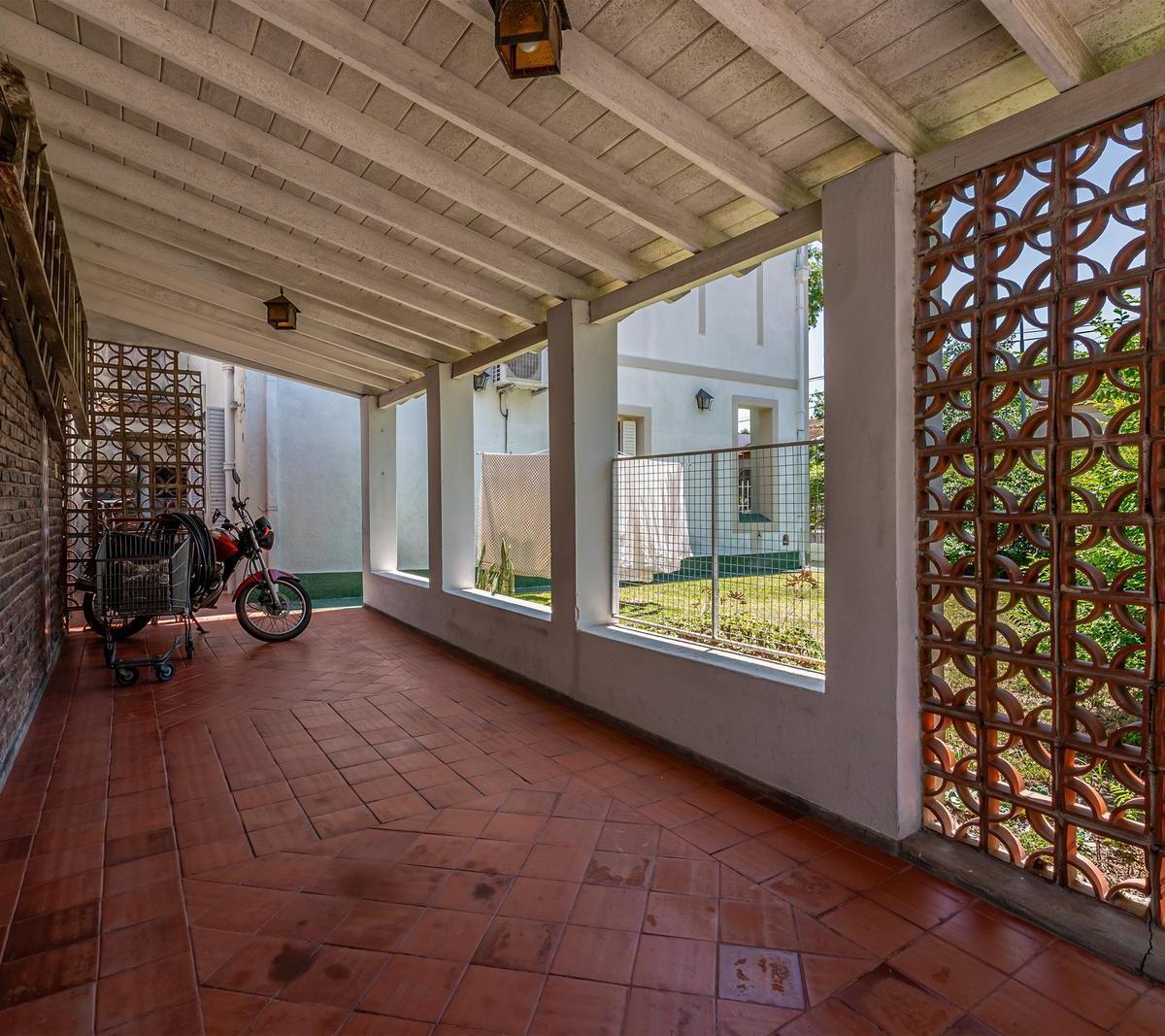 Hermosa Casa de Estilo - Venta - 6 Amb - Jardin - Garage - Suite - Coghlan 4