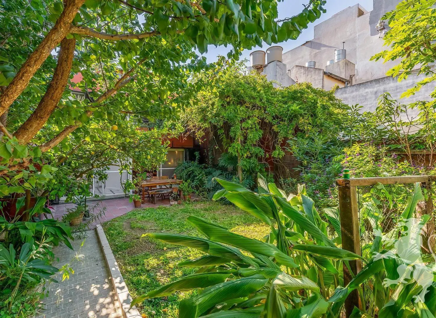 HERMOSA CASA - VENTA -  5 AMBIENTES - AMPLIO JARDIN - COGHLAN 5