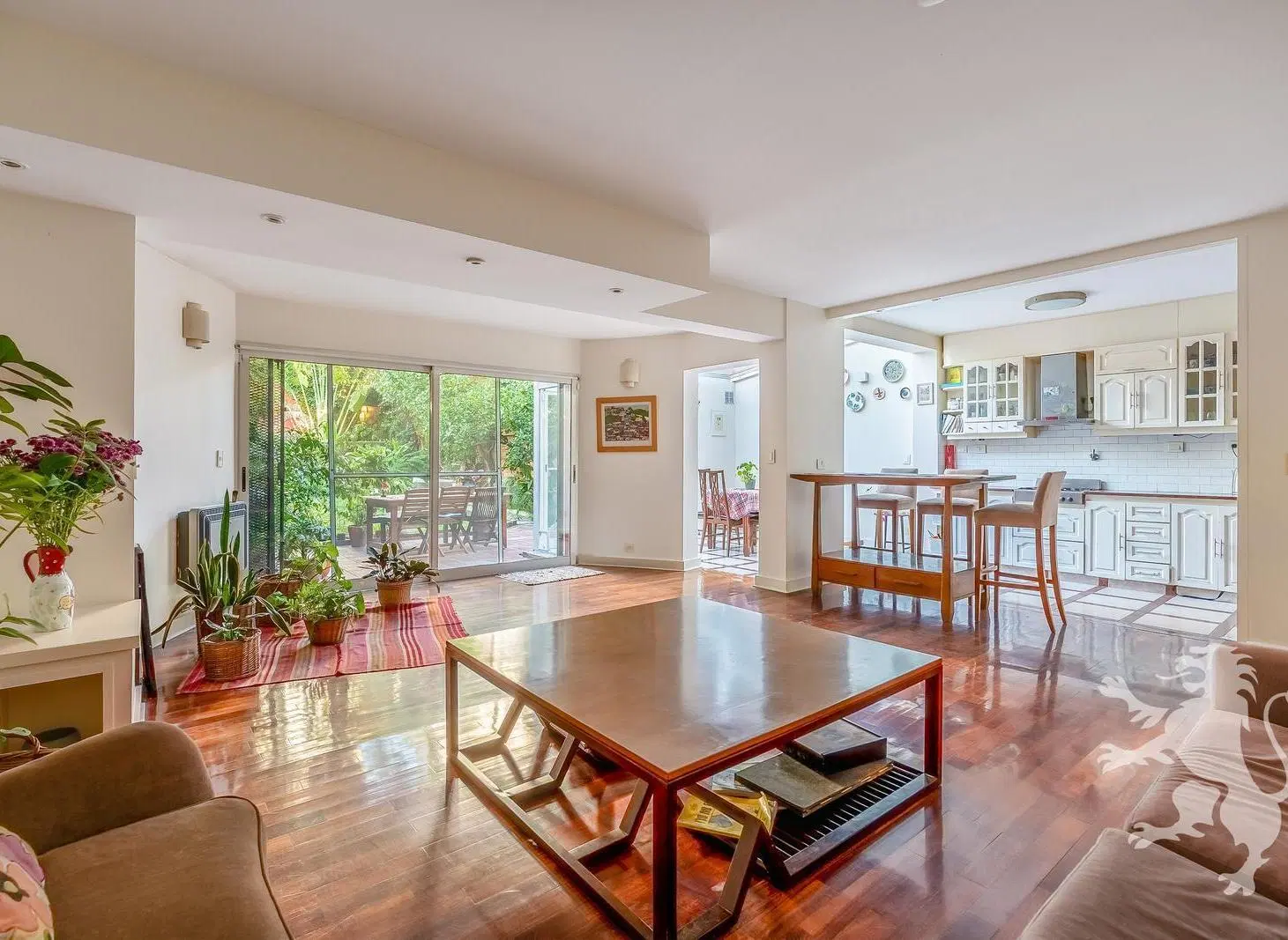 HERMOSA CASA - VENTA -  5 AMBIENTES - AMPLIO JARDIN - COGHLAN 2