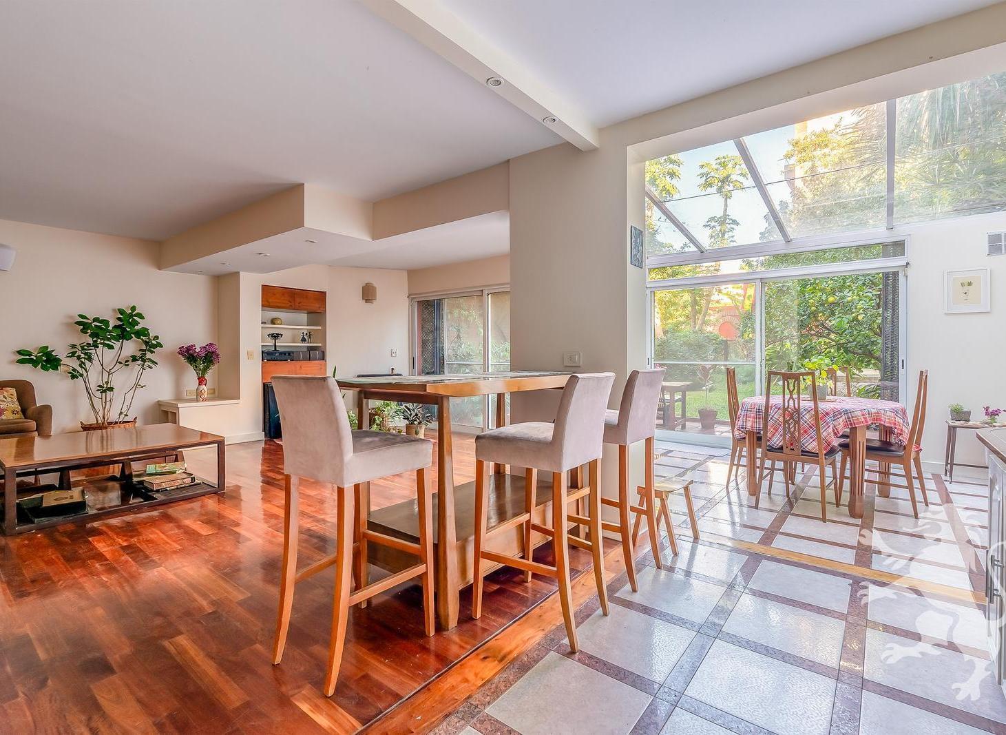 HERMOSA CASA - VENTA -  5 AMBIENTES - AMPLIO JARDIN - COGHLAN