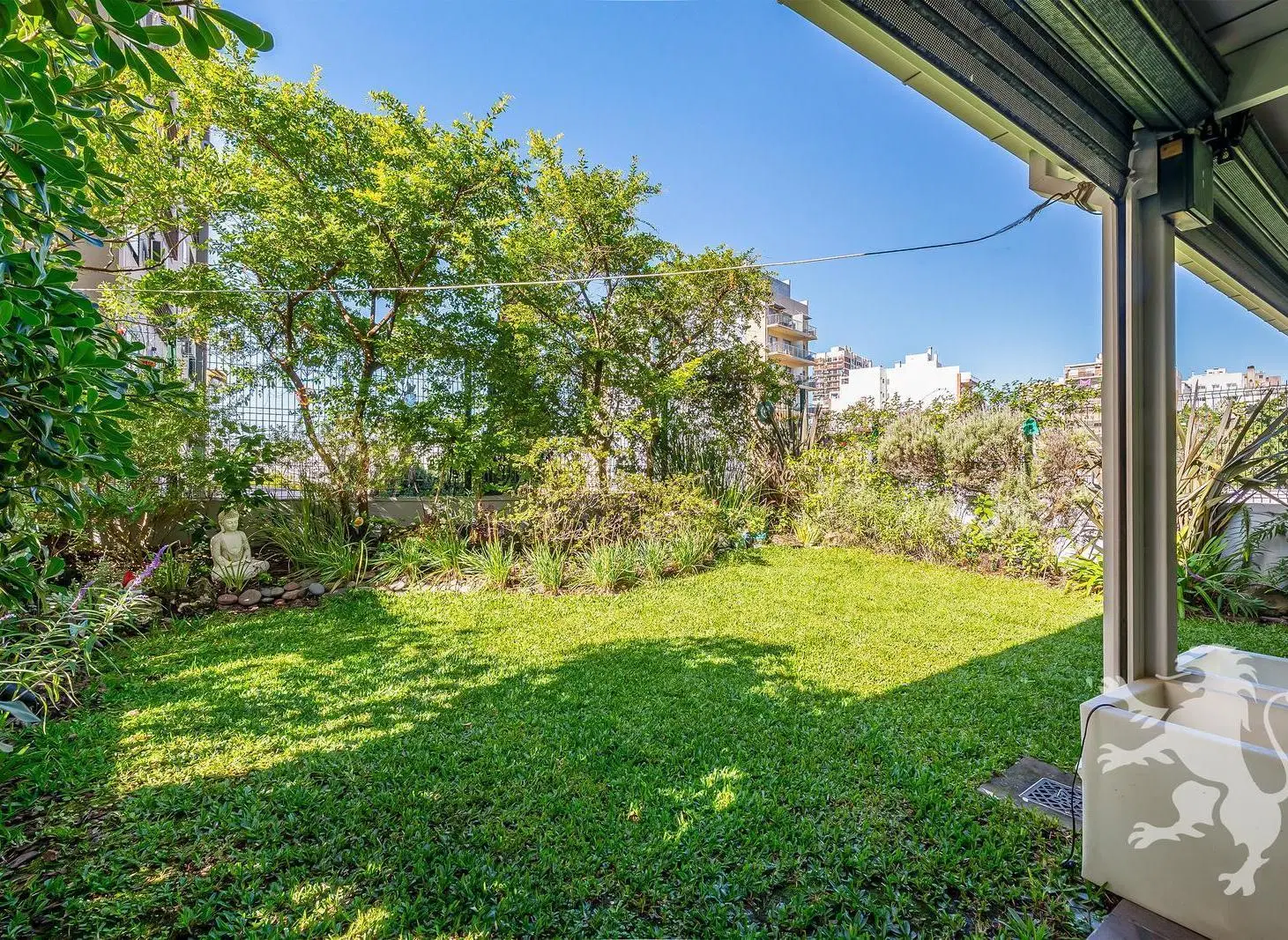 EXCELENTE DEPARTAMENTO TIPO CASA - 4 AMBIENTES - DEPENDENCIA - COCHERAS - JARDÍN - VILLA URQUIZA 2
