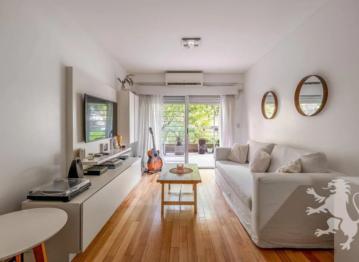 SEMIPISO - VENTA - 4 AMBIENTES - BALCON Y PATIO - ESPACIO GUARDACOCHES - COGHLAN 5