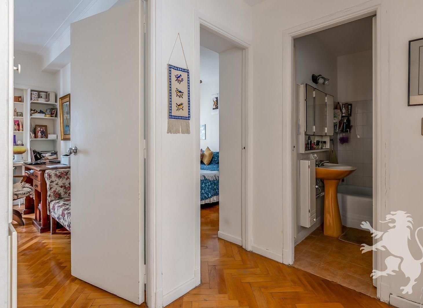 Foto de SEMIPISO - VENTA - 4 AMBIENTES - DEPENDENCIA - ESPACIO GUARDACOCHES, imagen 4