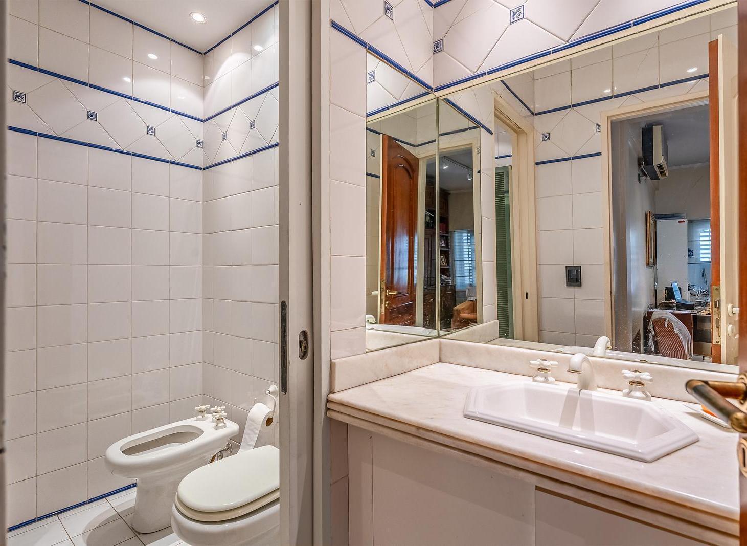 Foto de DUPLEX - VENTA - 4 AMB - SUITE - 2 COCHERAS - PATIO - COLEGIALES, imagen 4