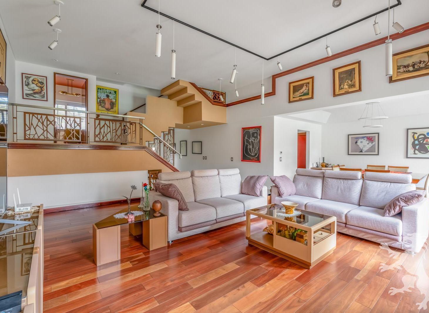 Foto de ESPECTACULAR CASA - VENTA - 7 AMBIENTES - JARDIN - PISCINA - QUINCHO, imagen 2