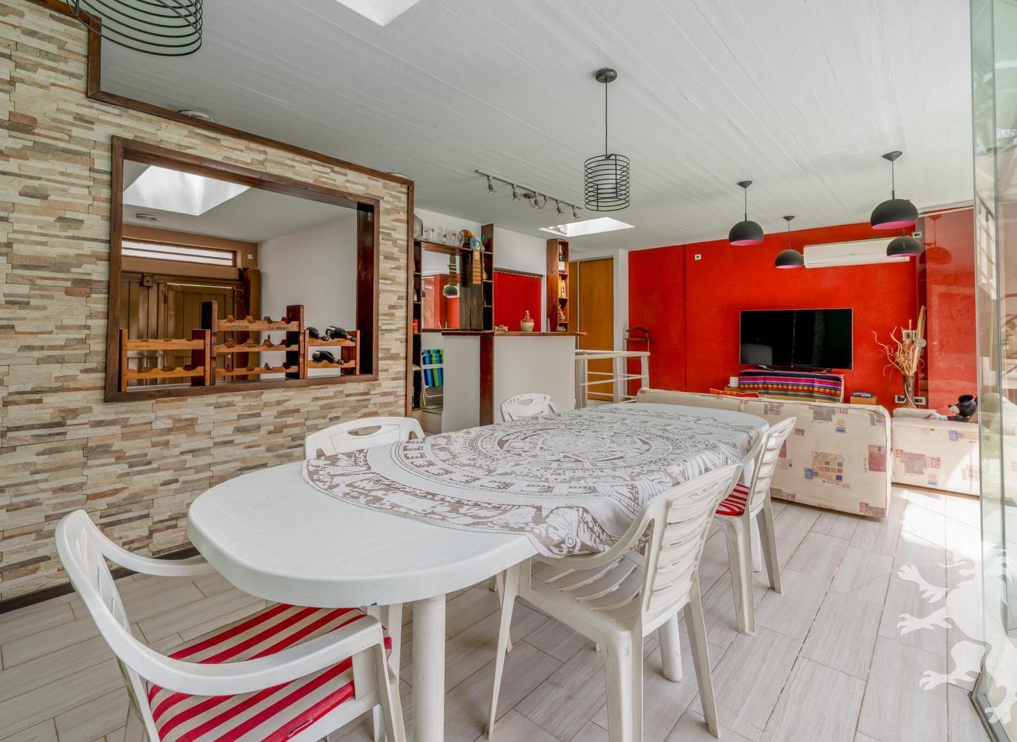 Foto de ESPECTACULAR CASA - VENTA - 7 AMBIENTES - JARDIN - PISCINA - QUINCHO, imagen 4