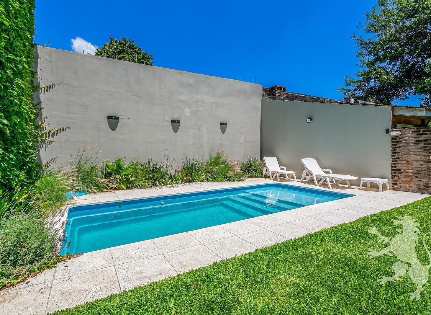 Foto de CASA CON ESPECTACULAR JARDÍN Y PISCINA - VENTA - 5 AMBIENTES - COCHERA, imagen 2