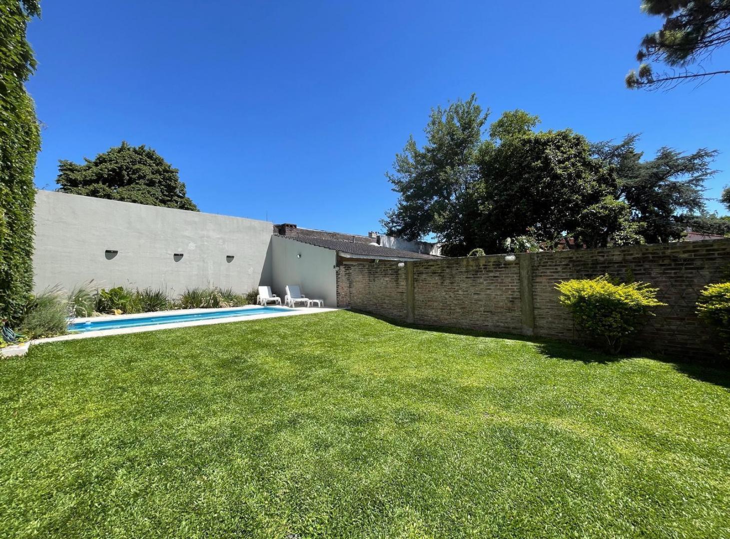 Foto de CASA CON ESPECTACULAR JARDÍN Y PISCINA - VENTA - 5 AMBIENTES - COCHERA, imagen 4