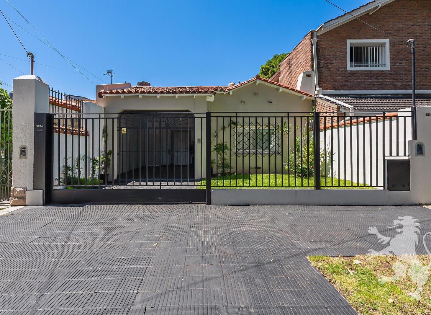 Foto de CASA CON ESPECTACULAR JARDÍN Y PISCINA - VENTA - 5 AMBIENTES - COCHERA, imagen 3